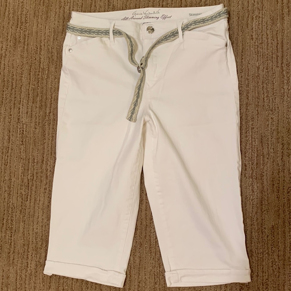 Gloria Vanderbilt capris. White, slimming-stretchy, decorative belt. Size 10